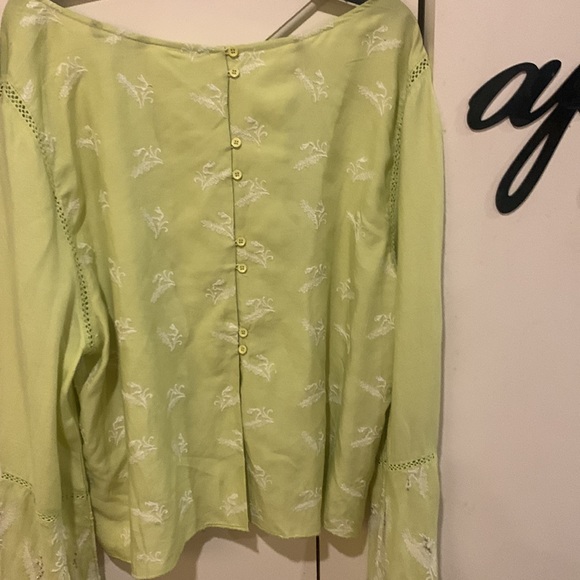NWT Bell sleeve top - white embroidery & silver beading PALE LIME US XL - Picture 6 of 12